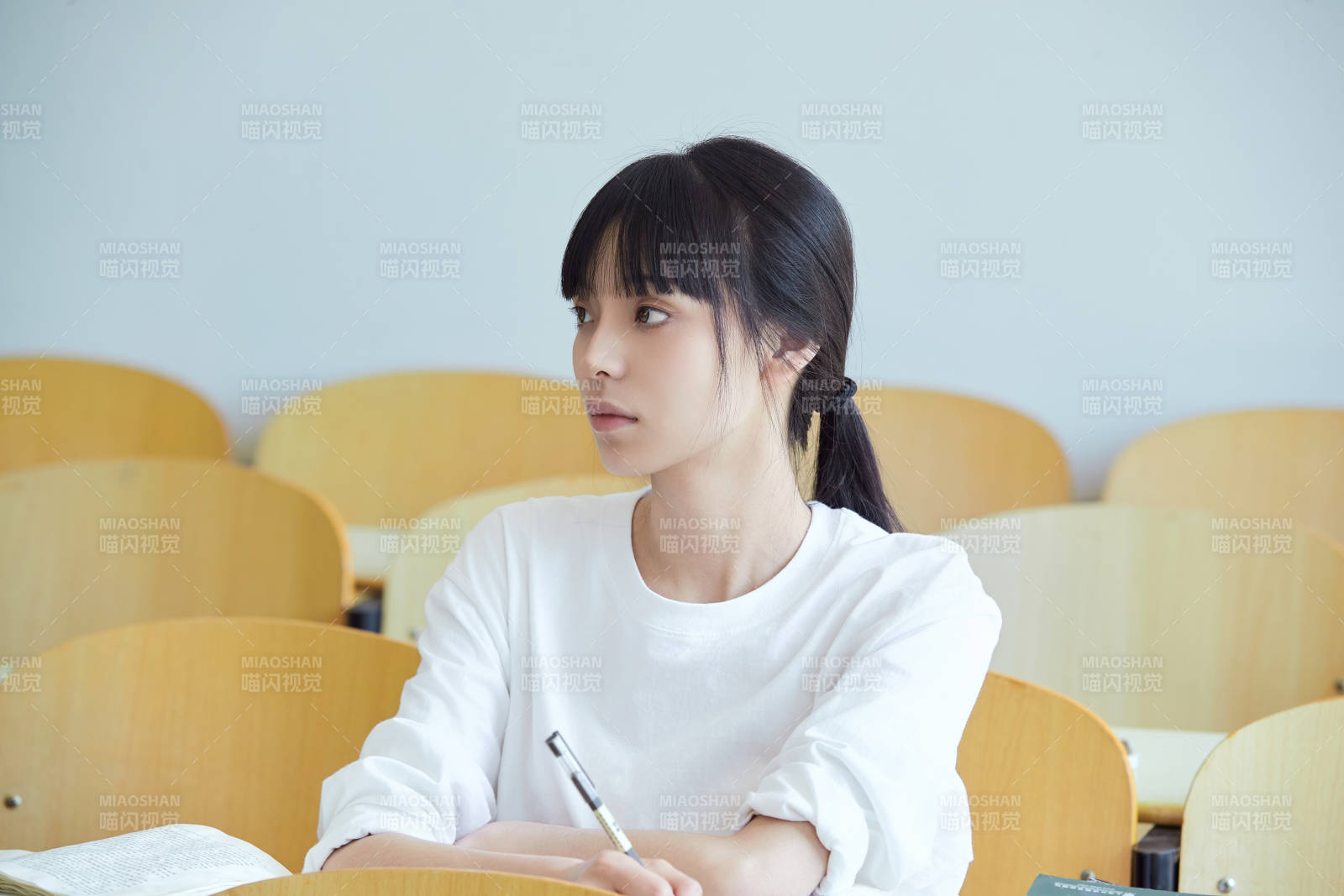 自习室努力看书学习备战考试的大学生图片