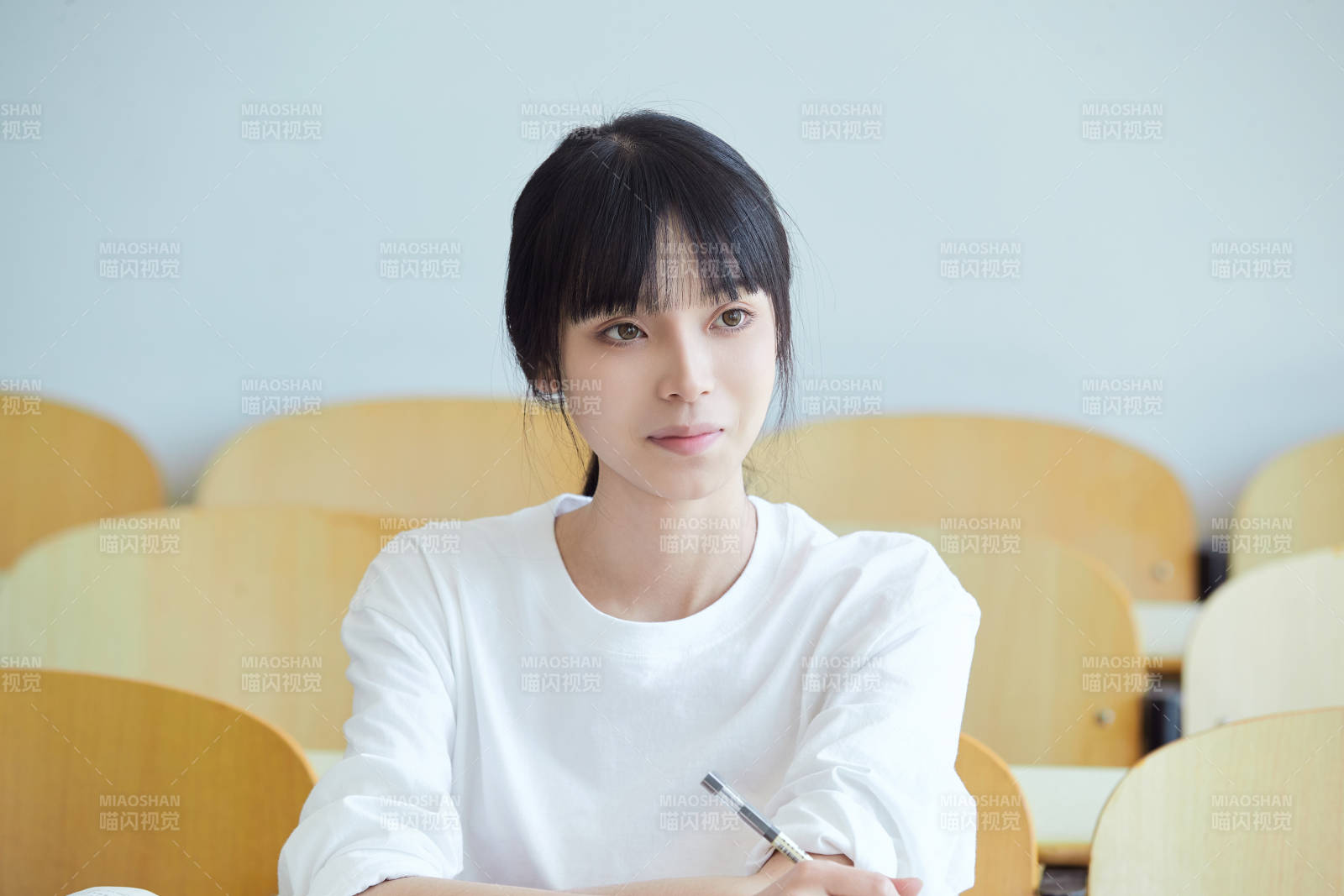 自习室努力看书学习备战考试的大学生图片