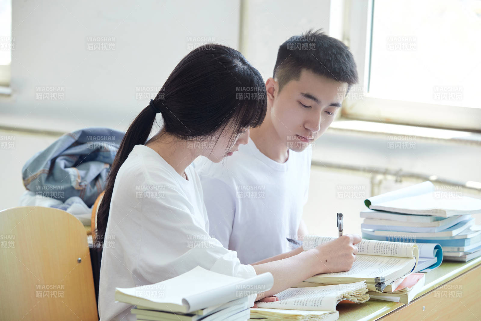 自习室努力看书学习备战考试的大学生图片