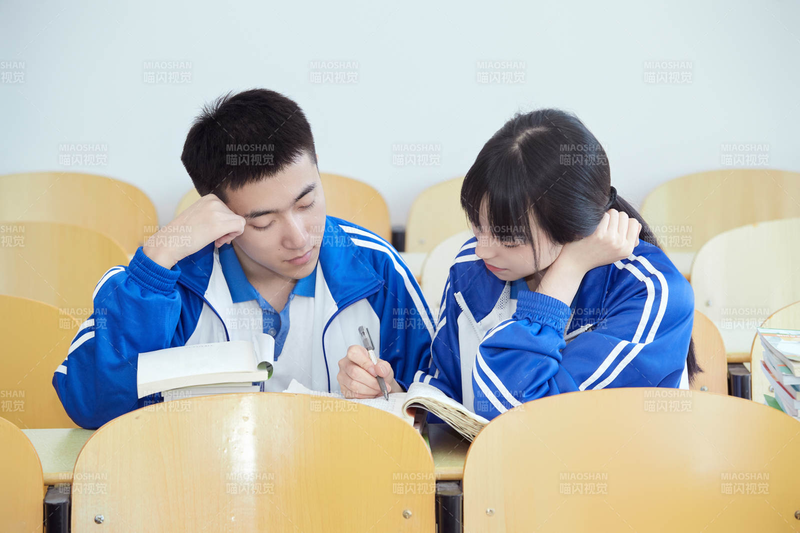 教室里努力看书学习备战高考的高中生图片