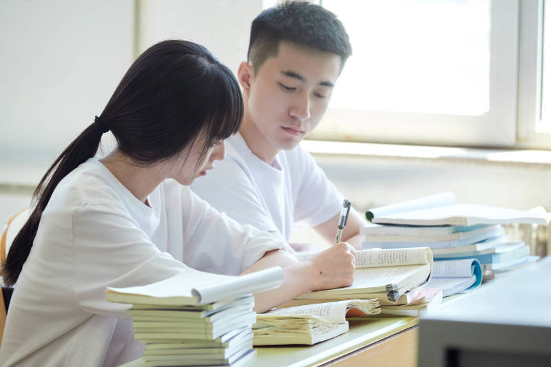自习室努力看书学习备战考试的大学生图片