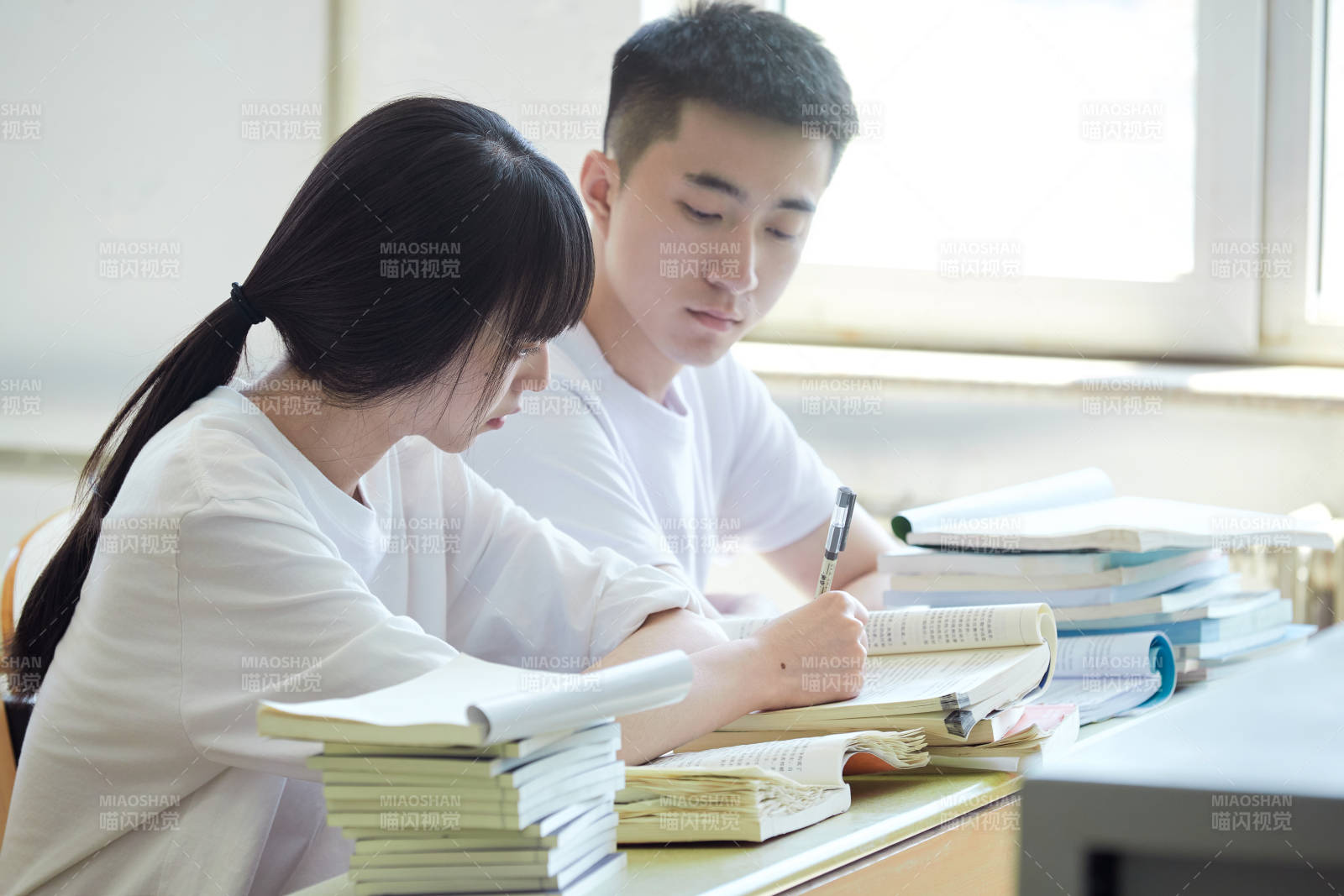 自习室努力看书学习备战考试的大学生图片