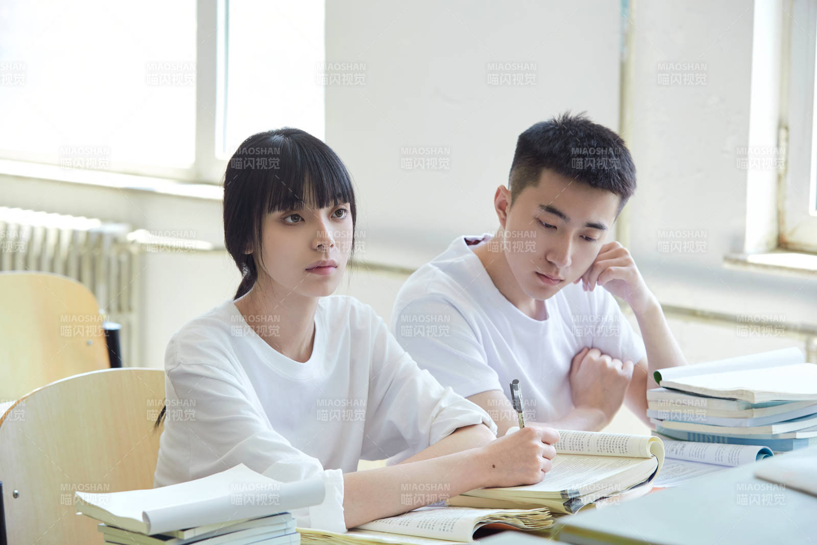 自习室努力看书学习备战考试的大学生图片