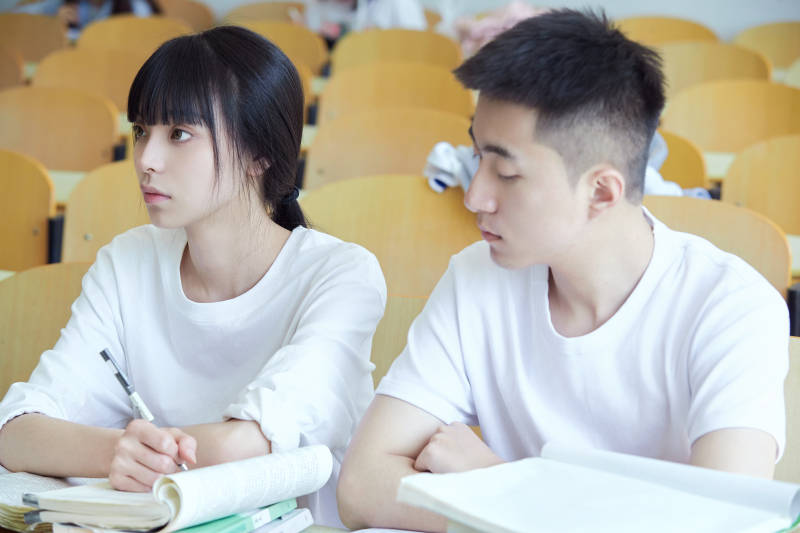 自习室努力看书学习备战考试的大学生图片