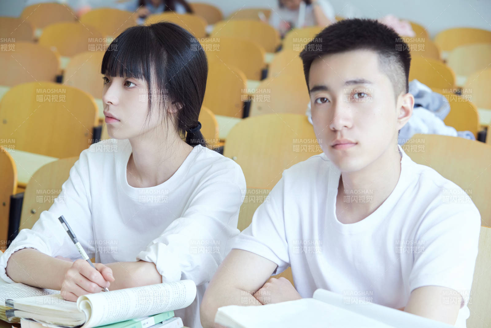 自习室努力看书学习备战考试的大学生图片