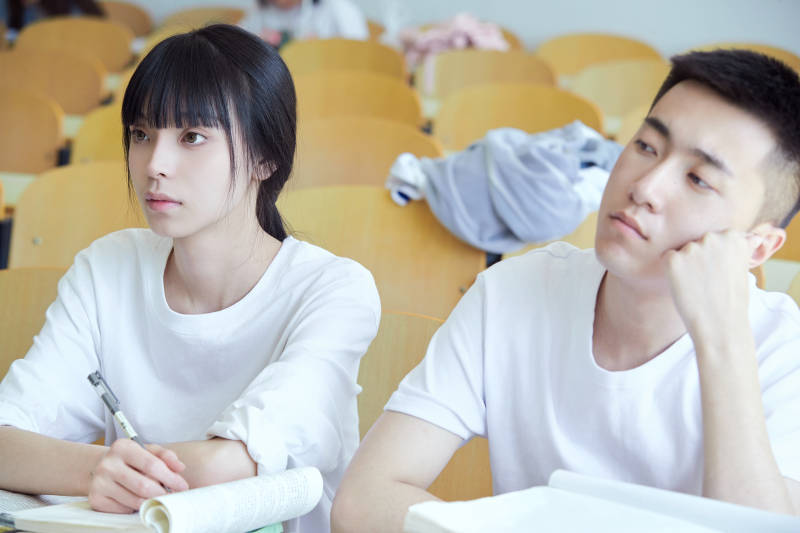 自习室努力看书学习备战考试的大学生图片