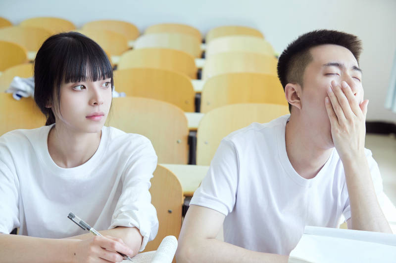 自习室努力看书学习备战考试的大学生图片