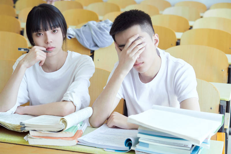 自习室努力看书学习备战考试的大学生图片