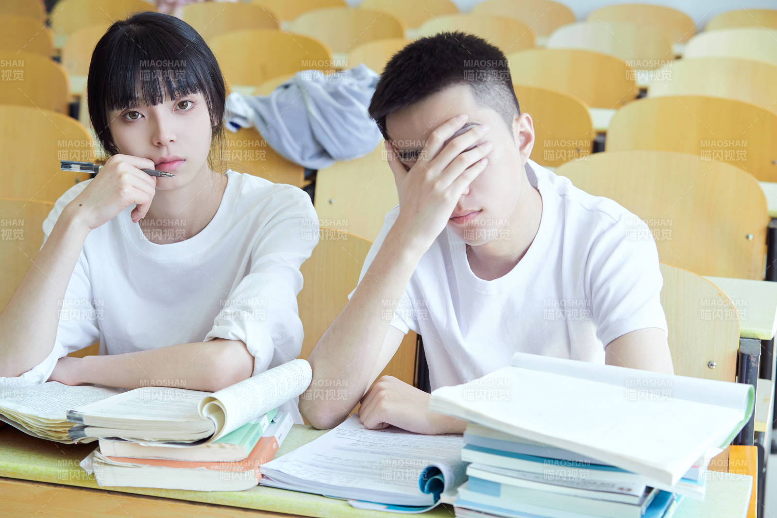 自习室努力看书学习备战考试的大学生图片