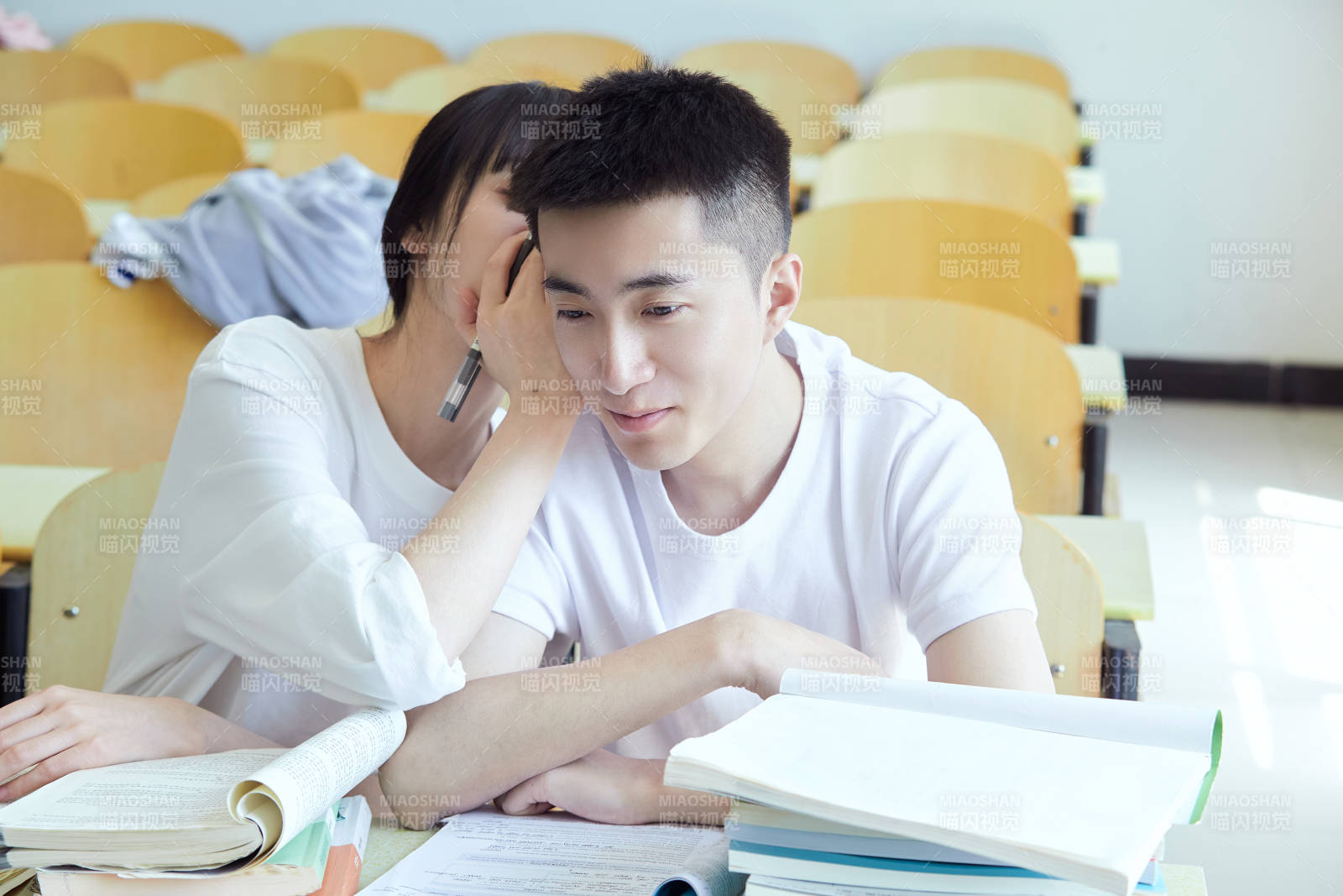 自习室努力看书学习备战考试的大学生图片