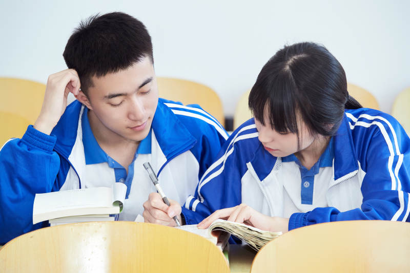 教室里努力看书学习备战高考的高中生图片