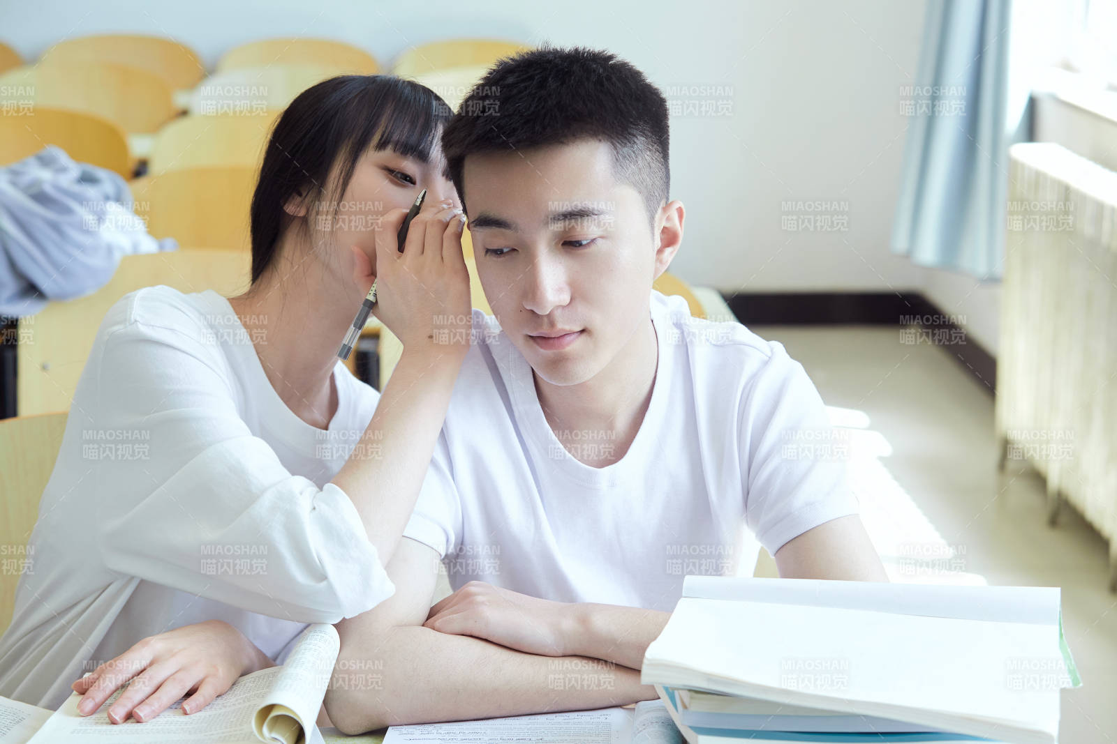 自习室努力看书学习备战考试的大学生图片