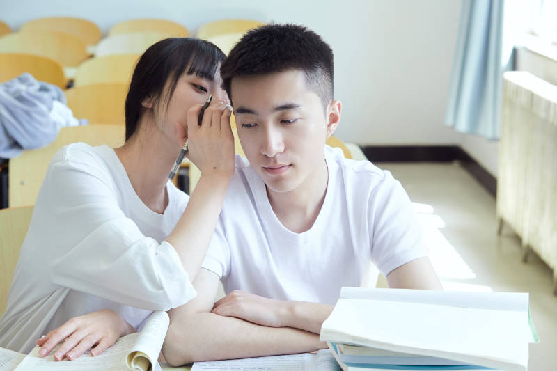 自习室努力看书学习备战考试的大学生图片