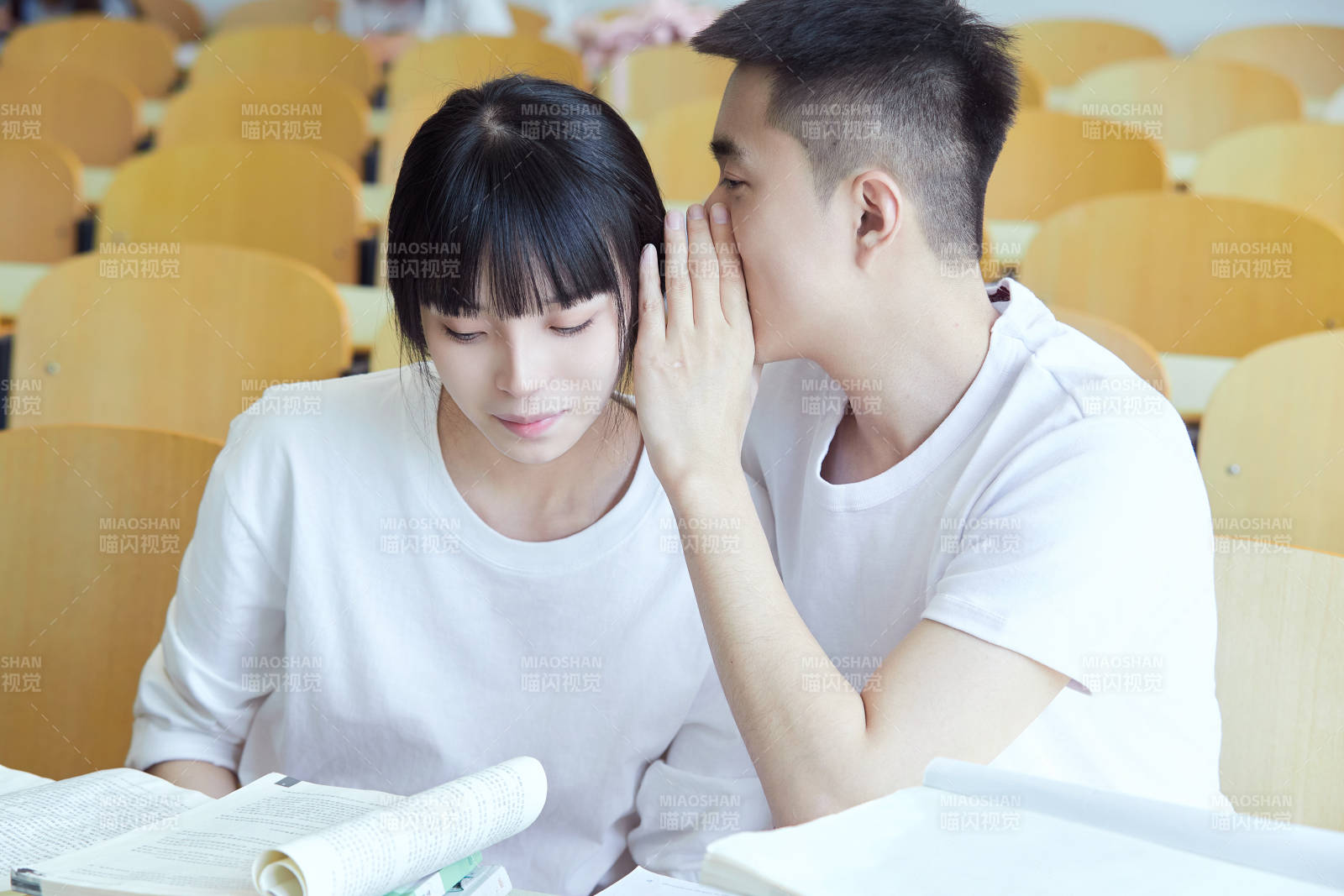 自习室努力看书学习备战考试的大学生图片