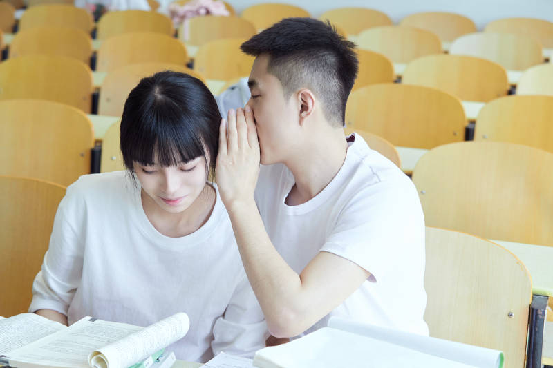 自习室努力看书学习备战考试的大学生图片