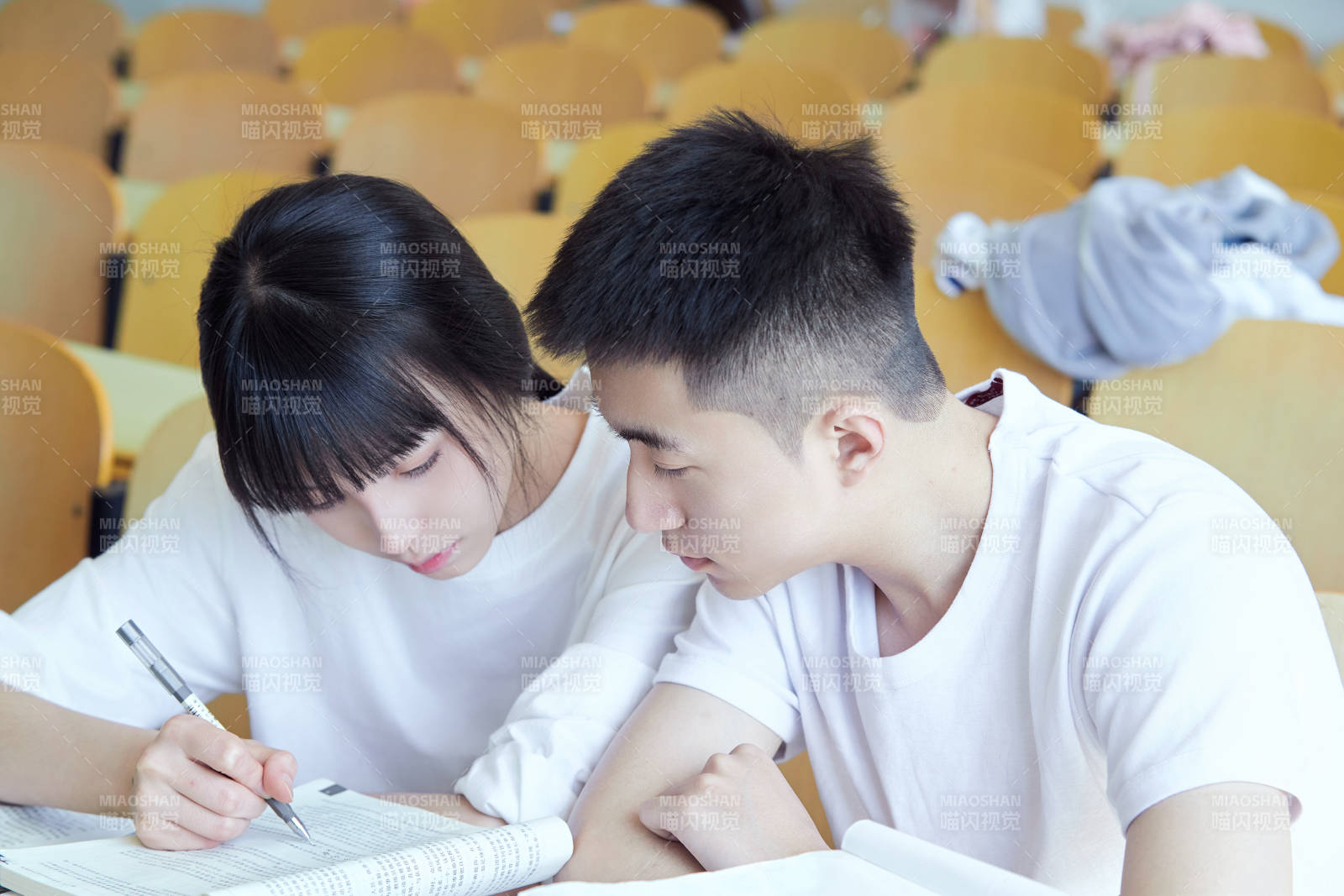 自习室努力看书学习备战考试的大学生图片