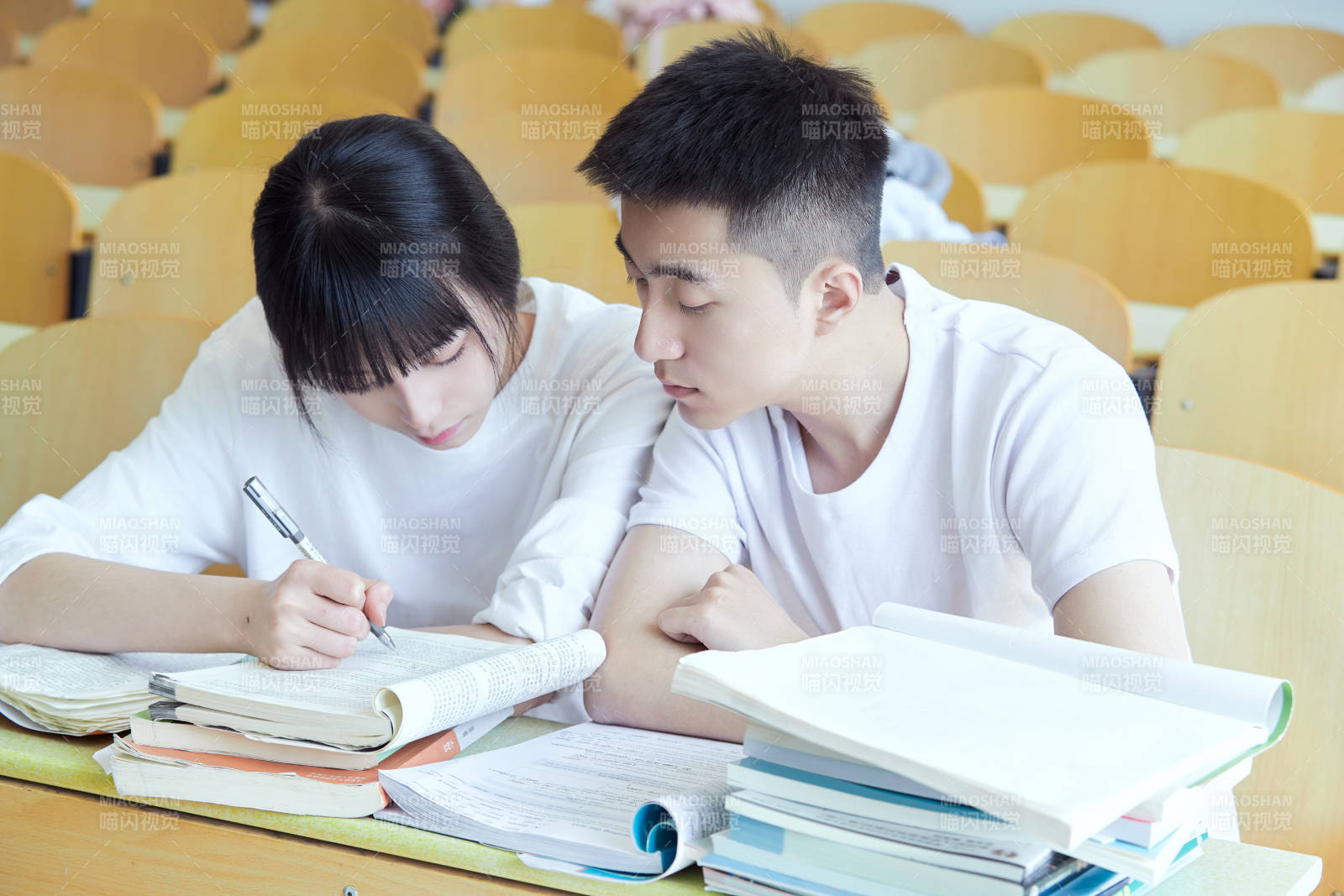 自习室努力看书学习备战考试的大学生图片