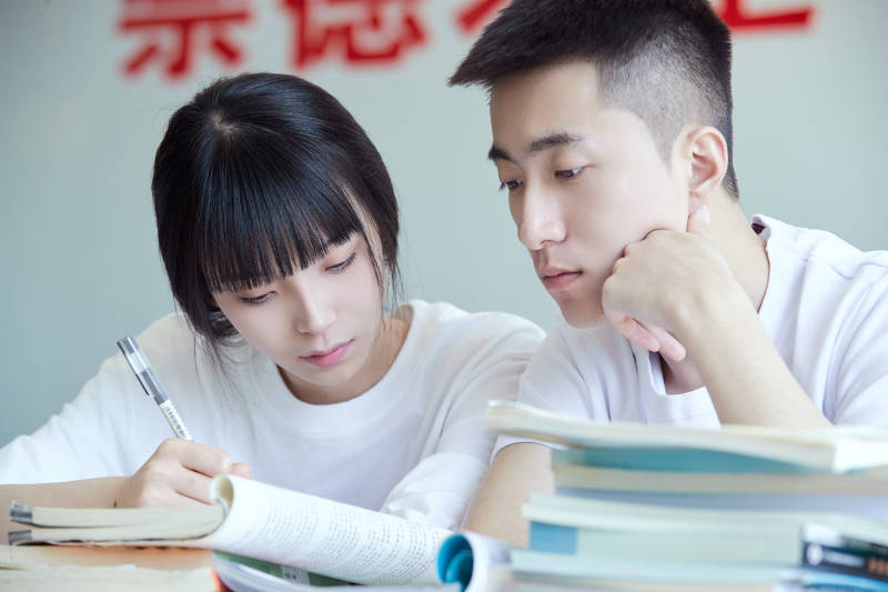 自习室努力看书学习备战考试的大学生图片