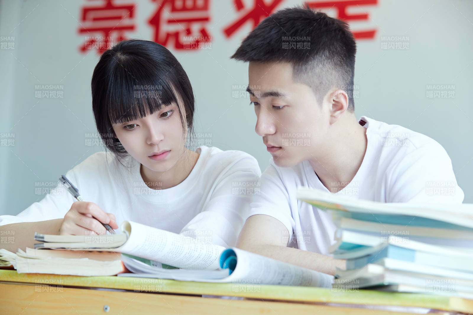 自习室努力看书学习备战考试的大学生图片