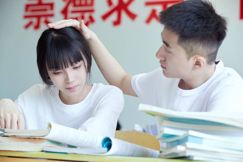 自习室努力看书学习备战考试的大学生图片