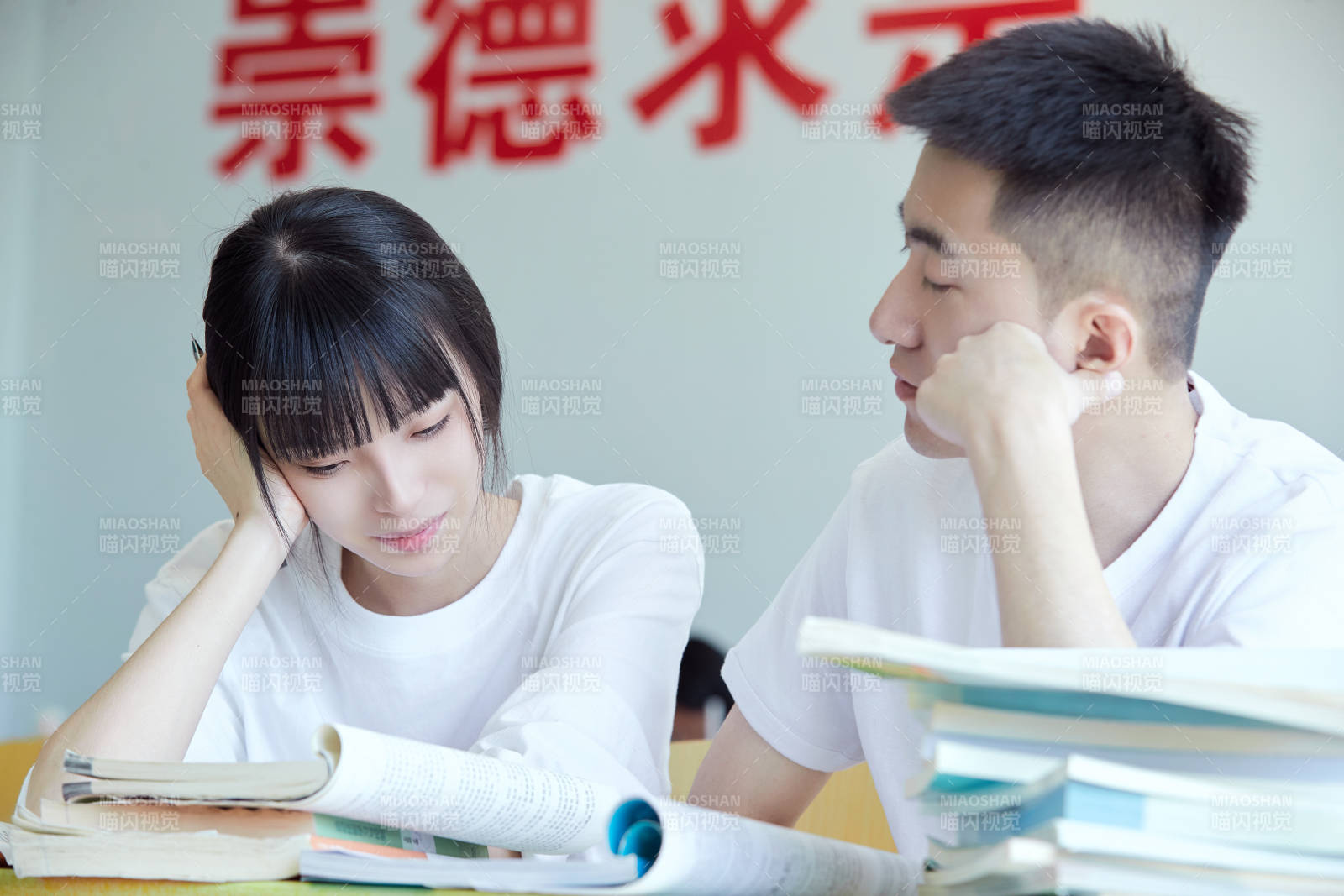 大学自习室相互依偎的青年情侣图片