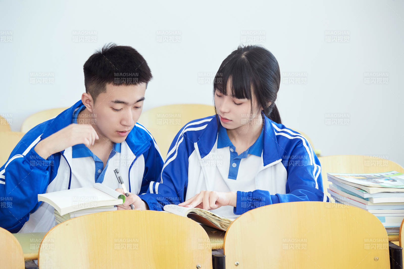 教室里努力看书学习备战高考的高中生图片