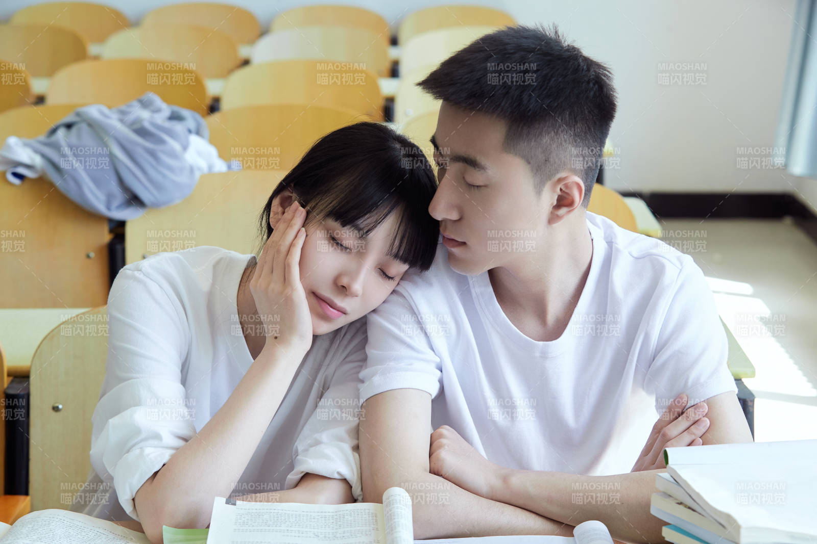 大学自习室相互依偎的青年情侣图片