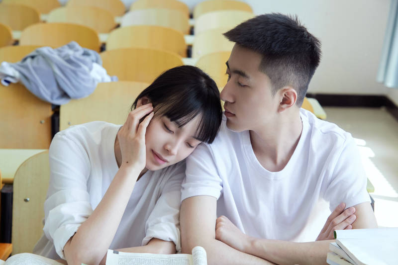大学自习室相互依偎的青年情侣图片