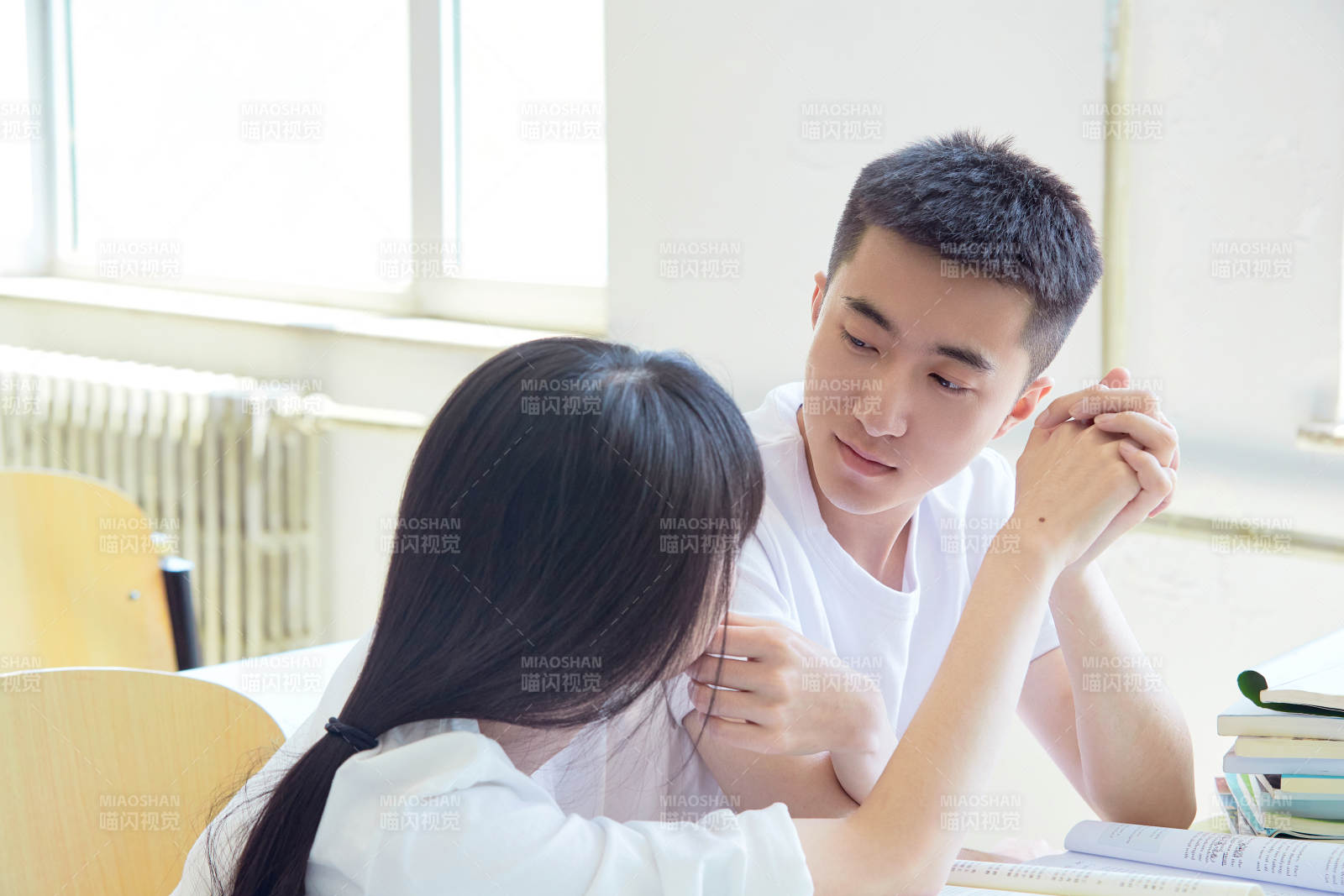 大学自习室相互依偎的青年情侣图片