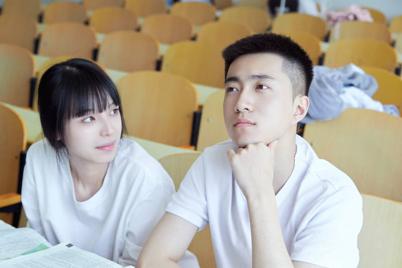 大学自习室相互依偎的青年情侣图片