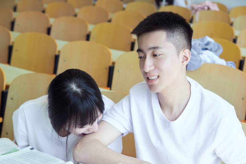 大学自习室相互依偎的青年情侣图片