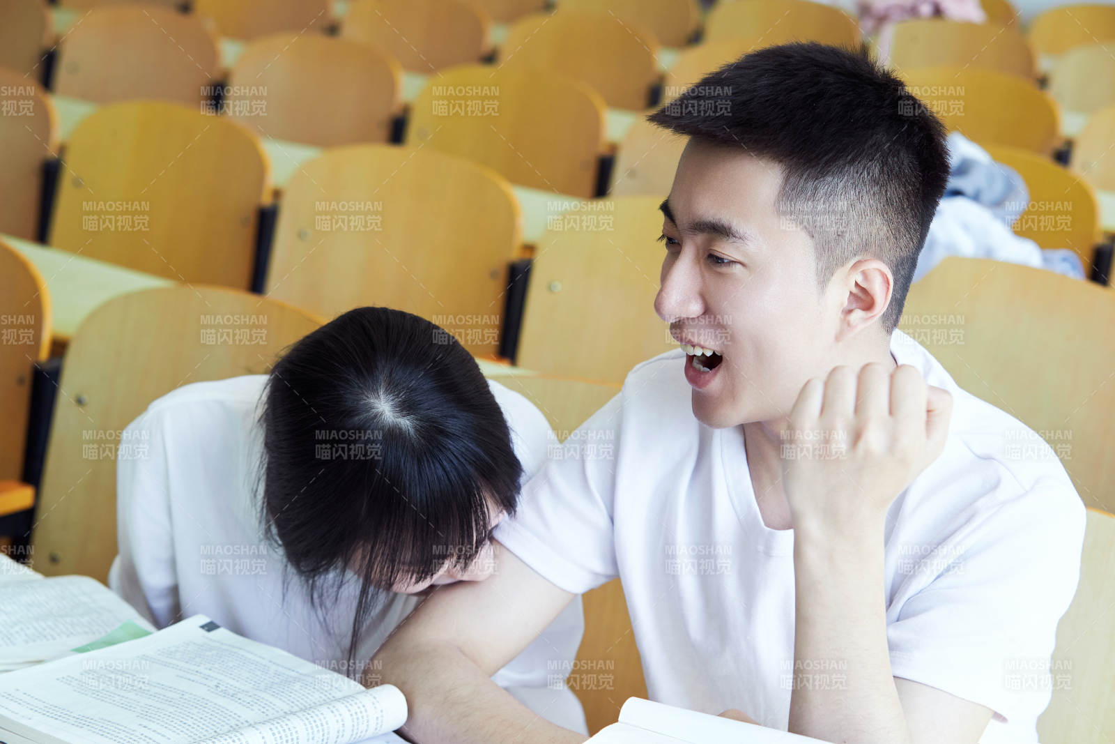 大学自习室相互依偎的青年情侣图片