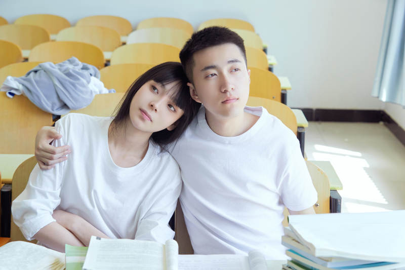 大学自习室相互依偎的青年情侣图片