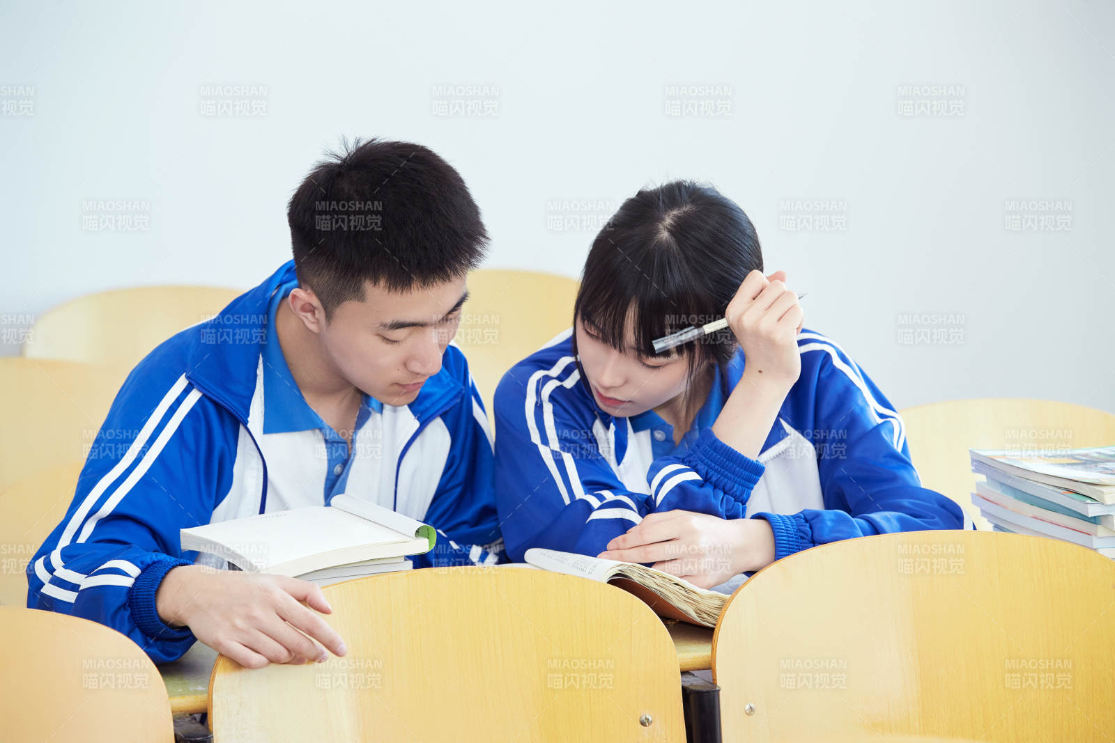 教室里努力看书学习备战高考的高中生图片