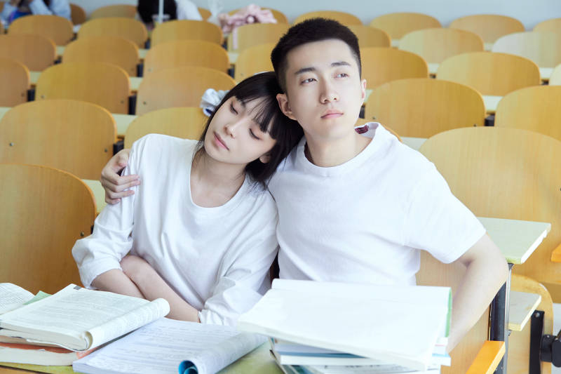 大学自习室相互依偎的青年情侣图片