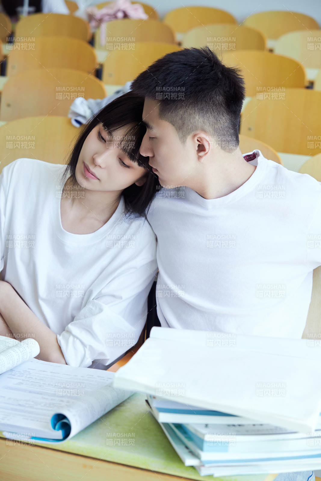 教室里努力看书学习备战高考的学生图片