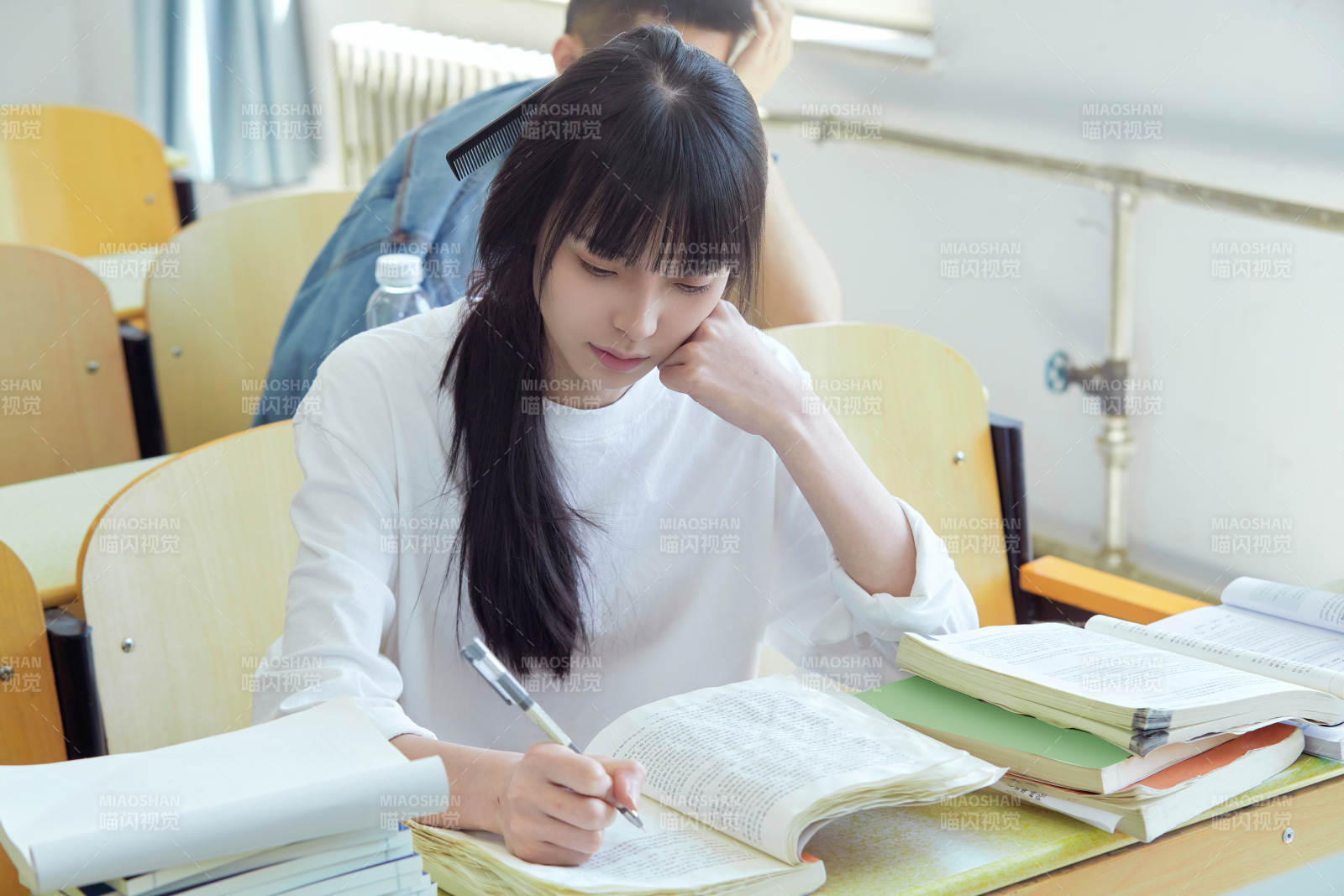 教室里努力看书学习备战高考的学生图片