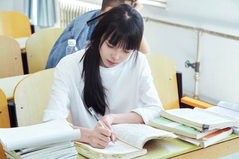 教室里努力看书学习备战高考的学生图片