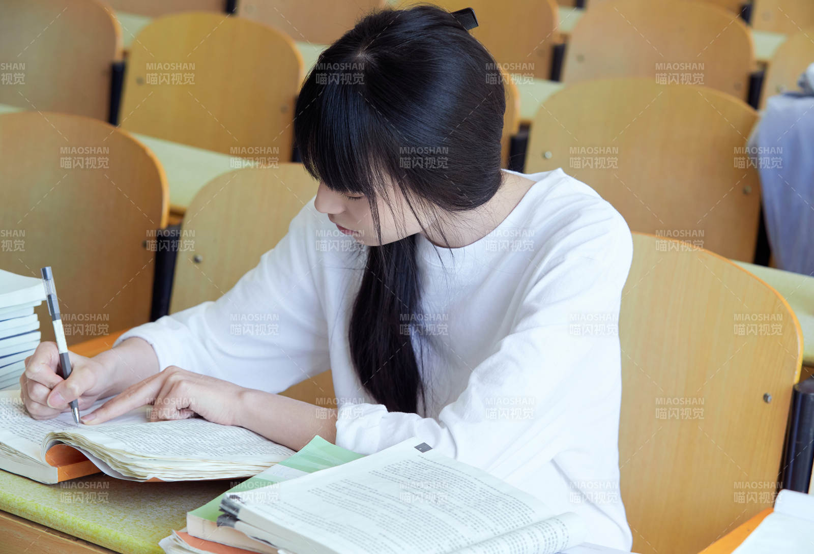 教室里努力看书学习备战高考的学生图片