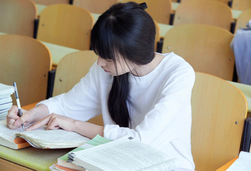 教室里努力看书学习备战高考的学生图片