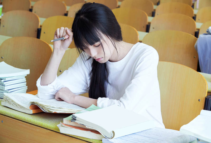 教室里努力看书学习备战高考的学生图片