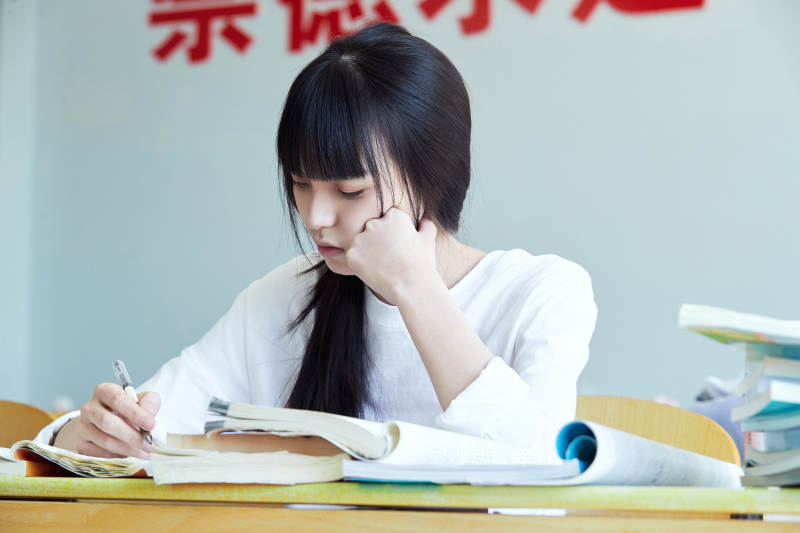 教室里努力看书学习备战高考的学生图片