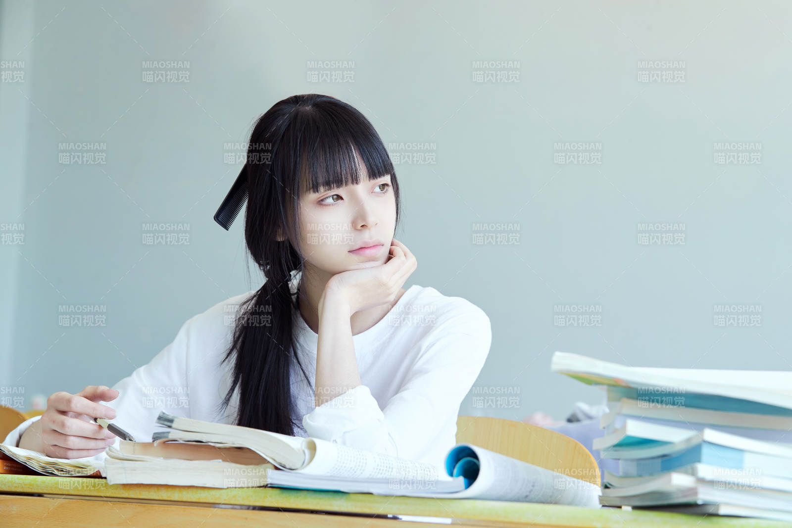 教室里努力看书学习备战高考的学生图片