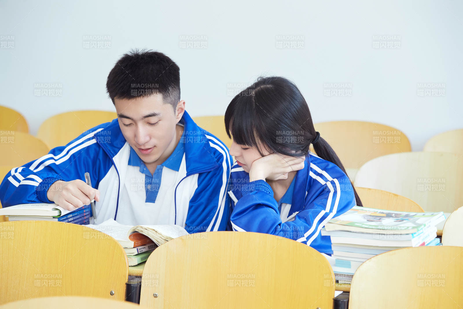 教室里努力看书学习备战高考的高中生图片