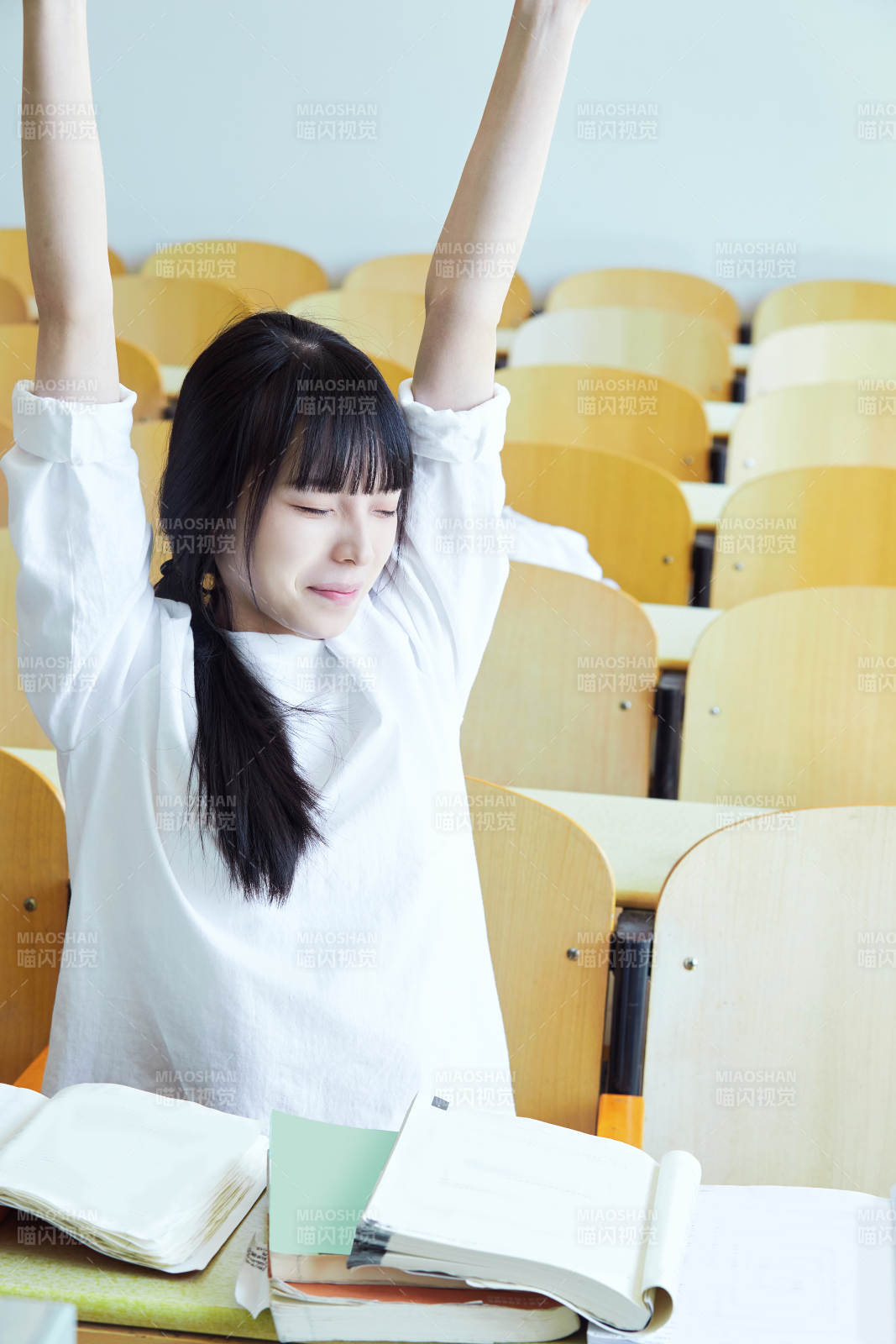 教室里努力看书学习备战高考的学生图片