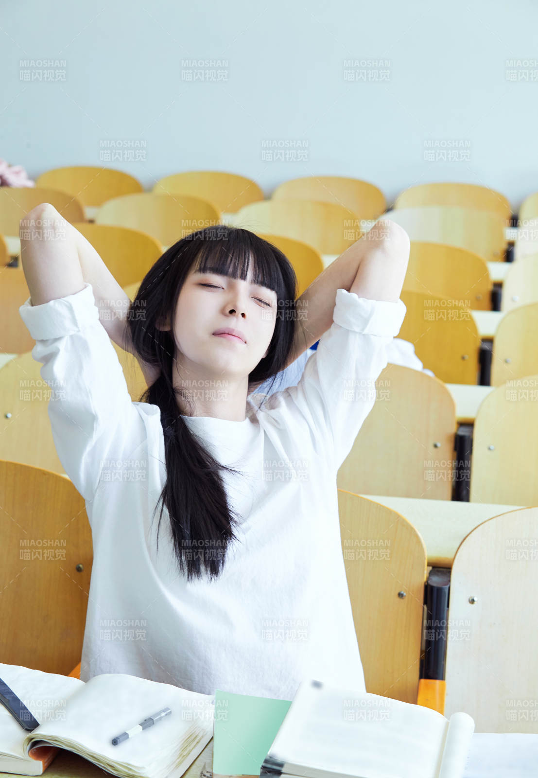 教室里努力看书学习备战高考的学生图片