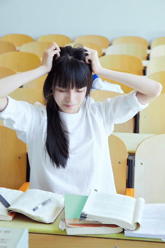 教室里努力看书学习备战高考的学生图片