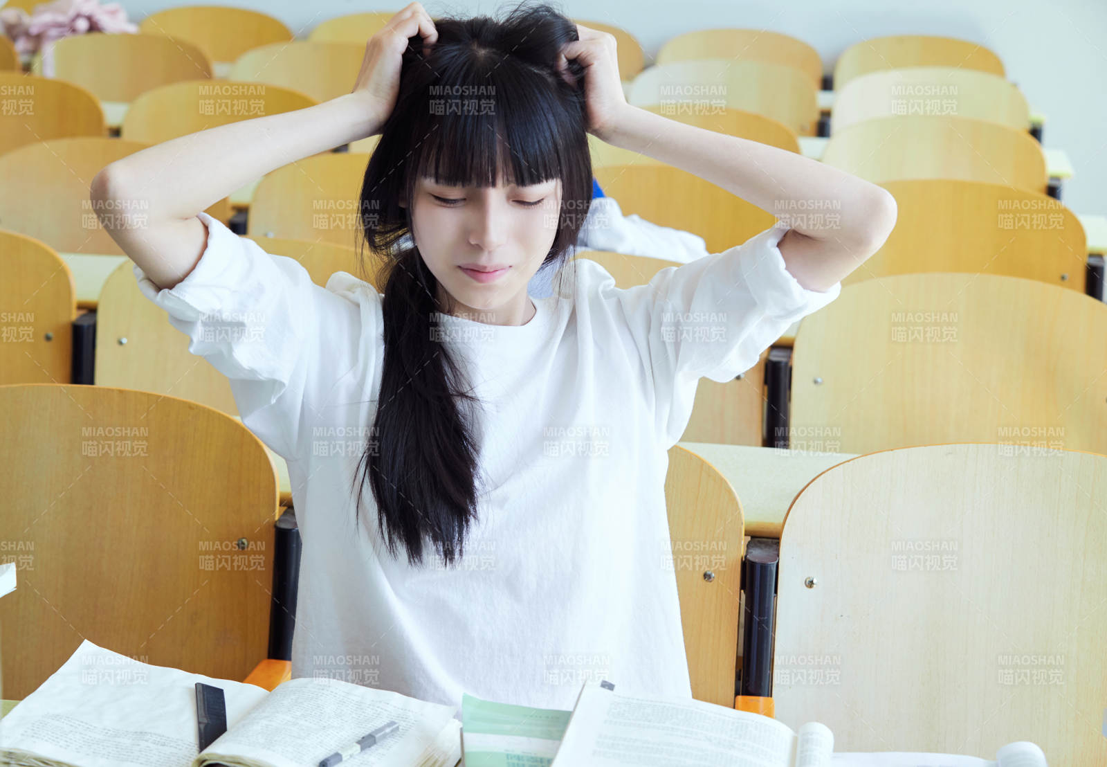 教室里努力看书学习备战高考的学生图片