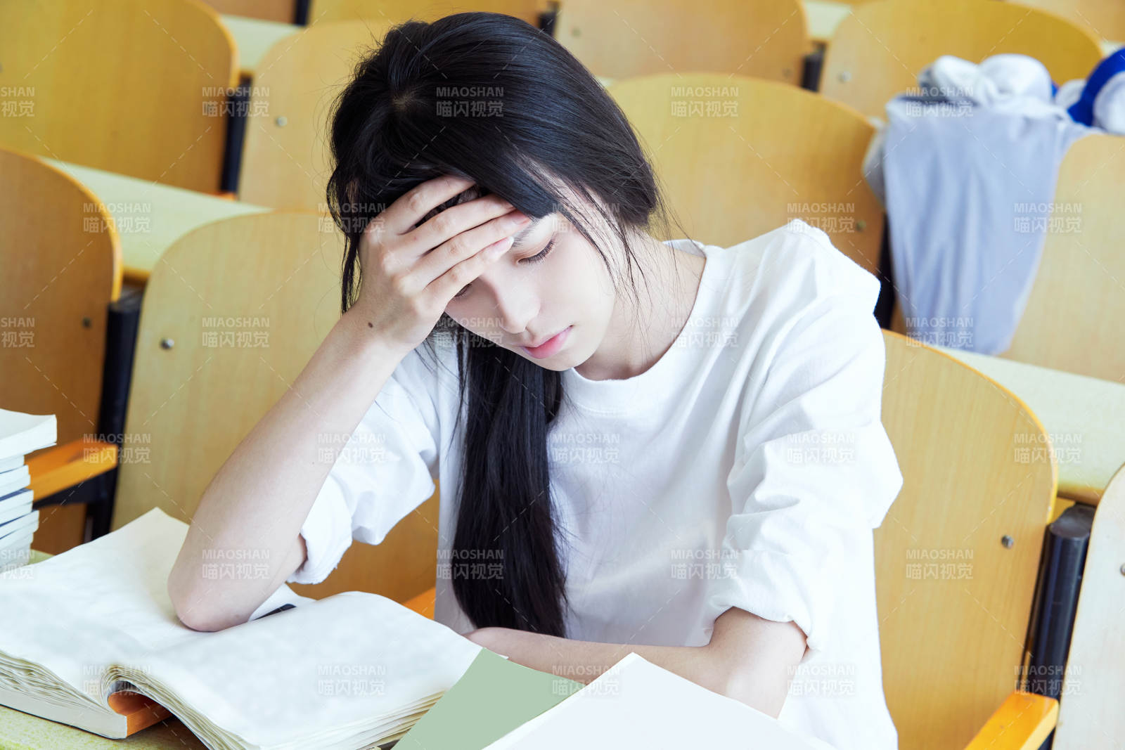 教室里努力看书学习备战高考的学生图片