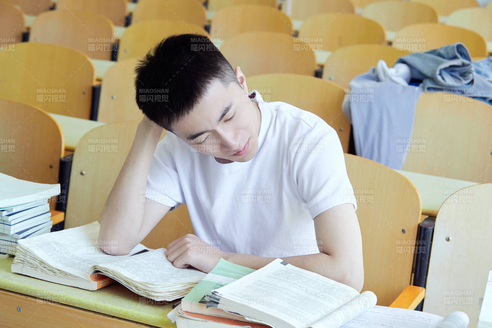 教室里努力看书学习备战高考的学生图片